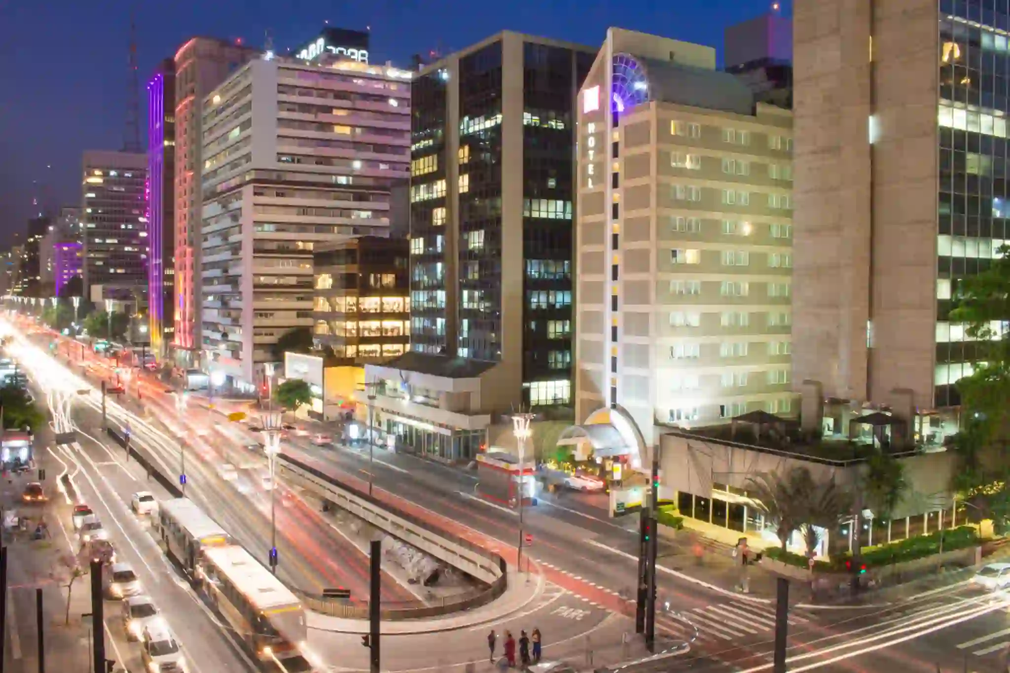 Soluções completas em iluminação pública LED com luminária pública de alta eficiência energética, desenvolvidas para garantir mais segurança, economia de energia e longa vida útil. IP67 IK10 108.000 horas